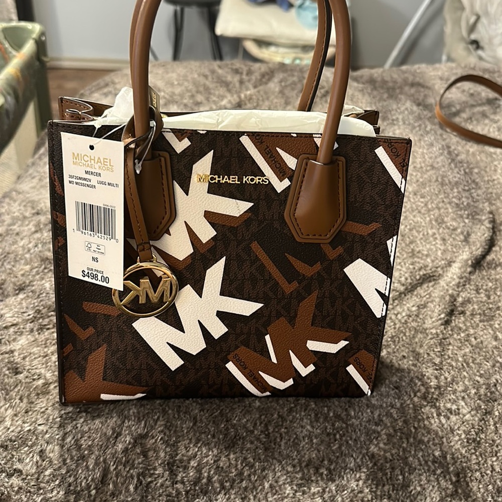 Brand new Michael kors purse can be used as crossbody.